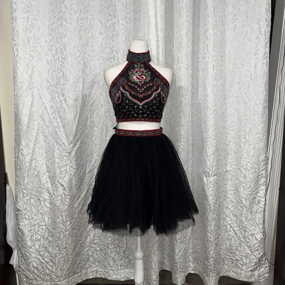 2 piece set halter embroidery top with a puffy skirt size 2 sherri hill nwot